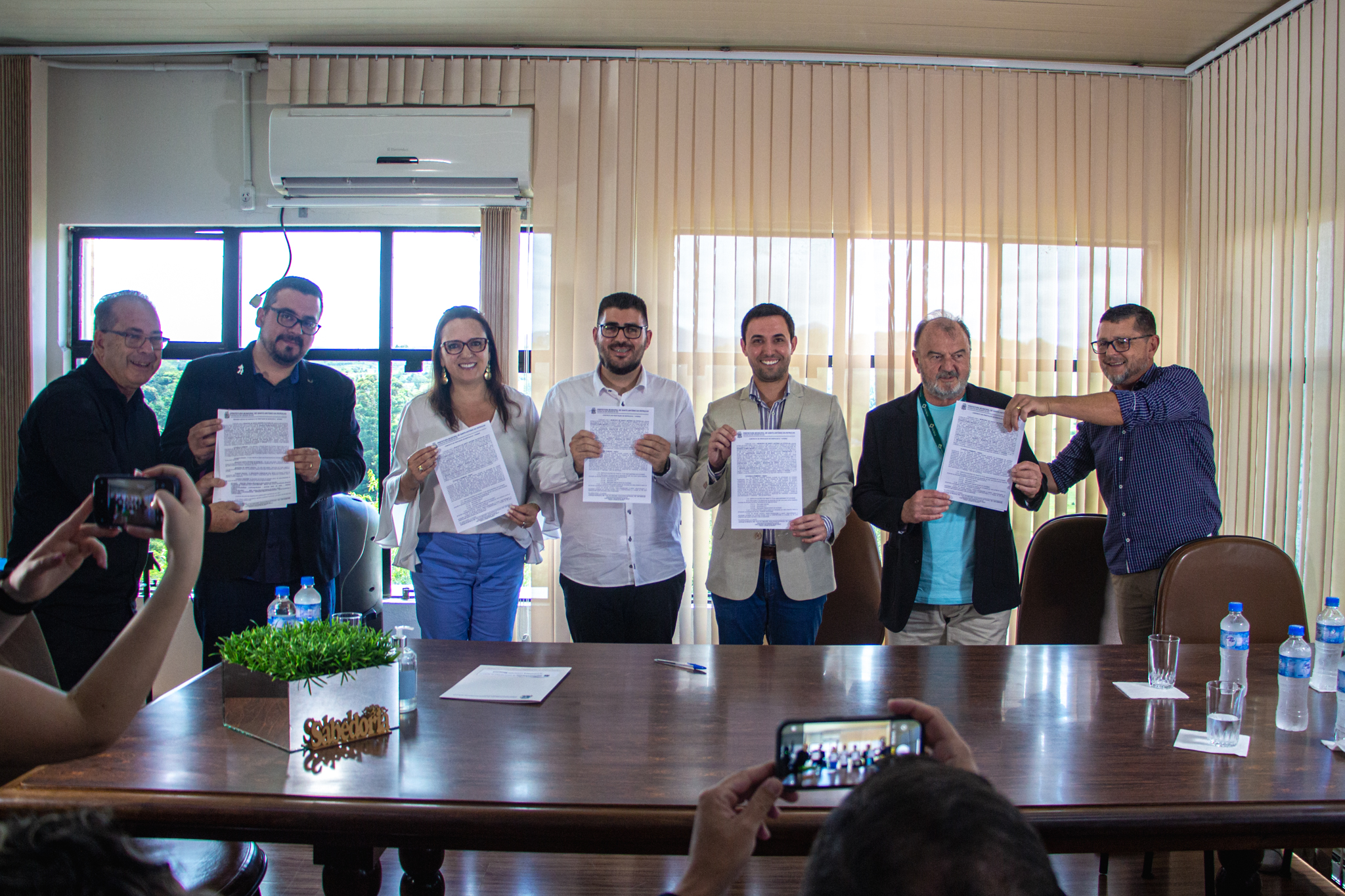 Câmara de Vereadores participa da assinatura do contrato entre o Executivo e a Associação Hospitalar Vila Nova